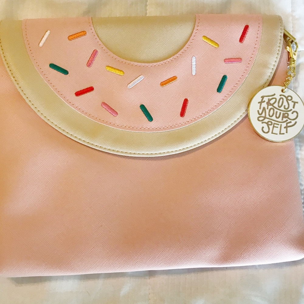Studio DIY donut clutch with keychain